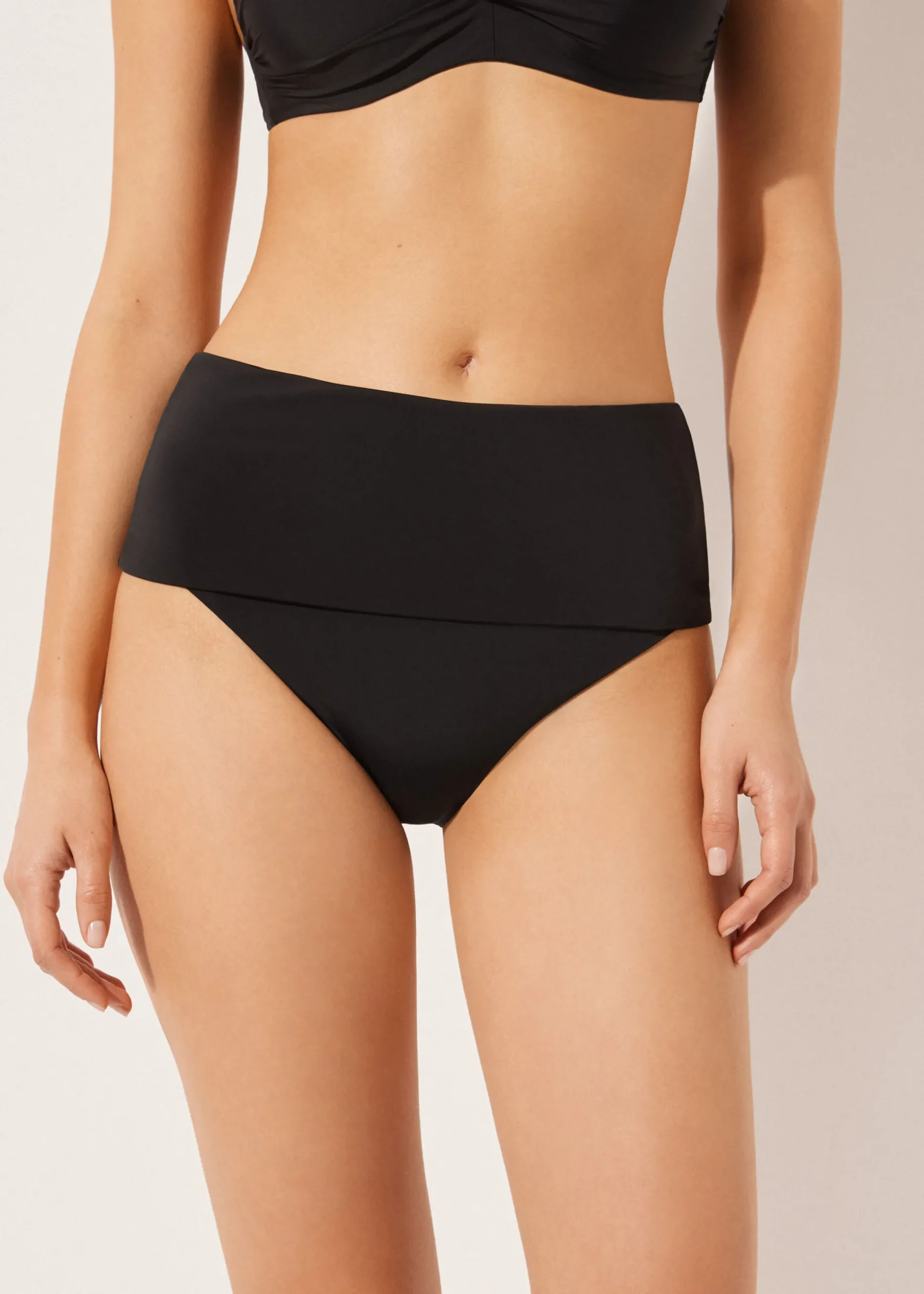 Figi z szerokim pasem dół od kostiumu Indonesia