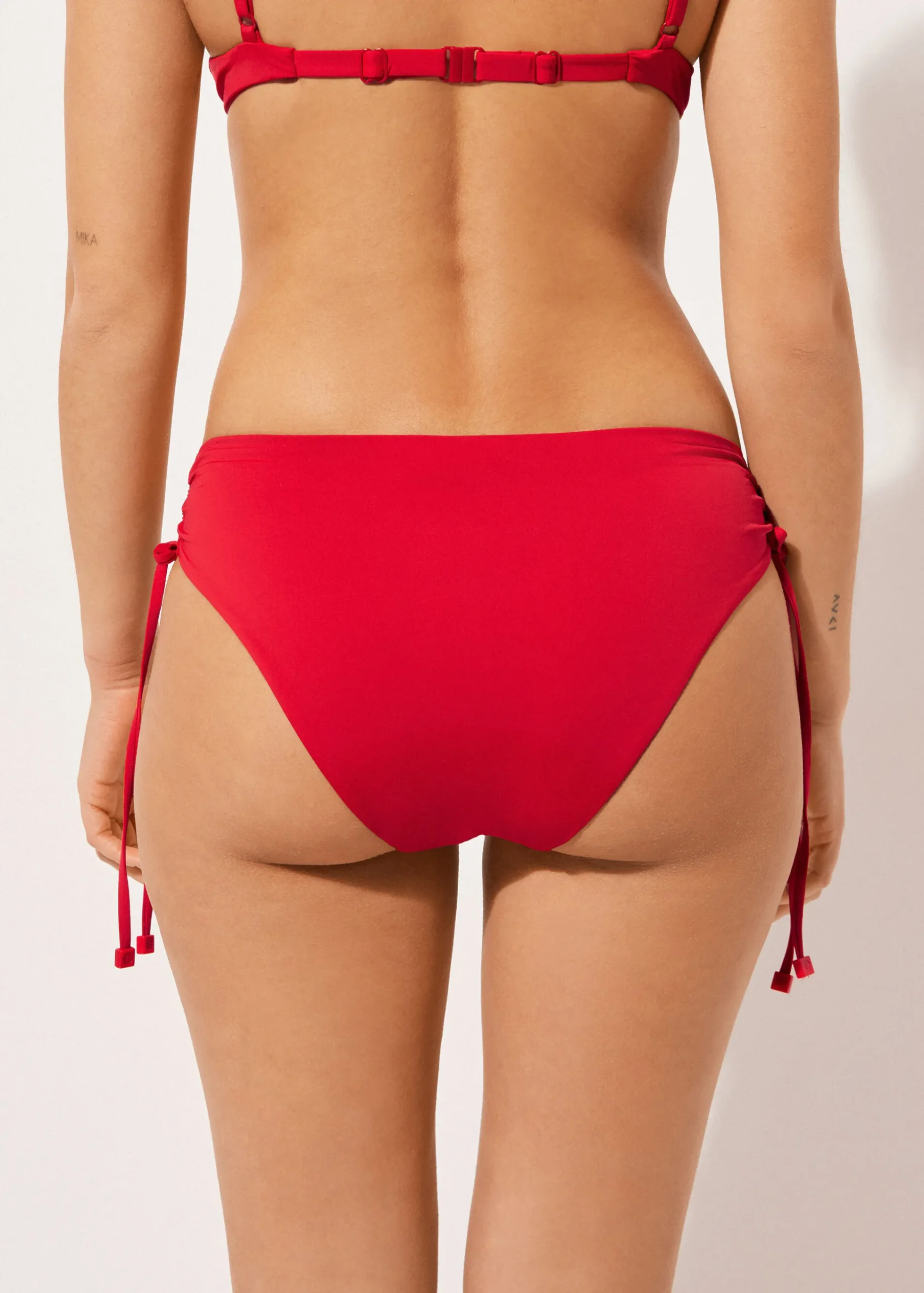 Figi z wysokim stanem i troczkami dół od kostiumu Indonesia