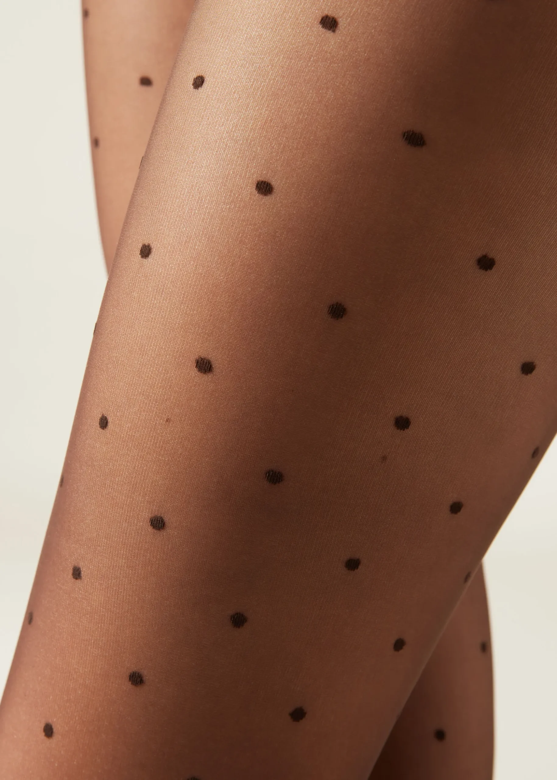 Przezroczyste rajstopy w groszki