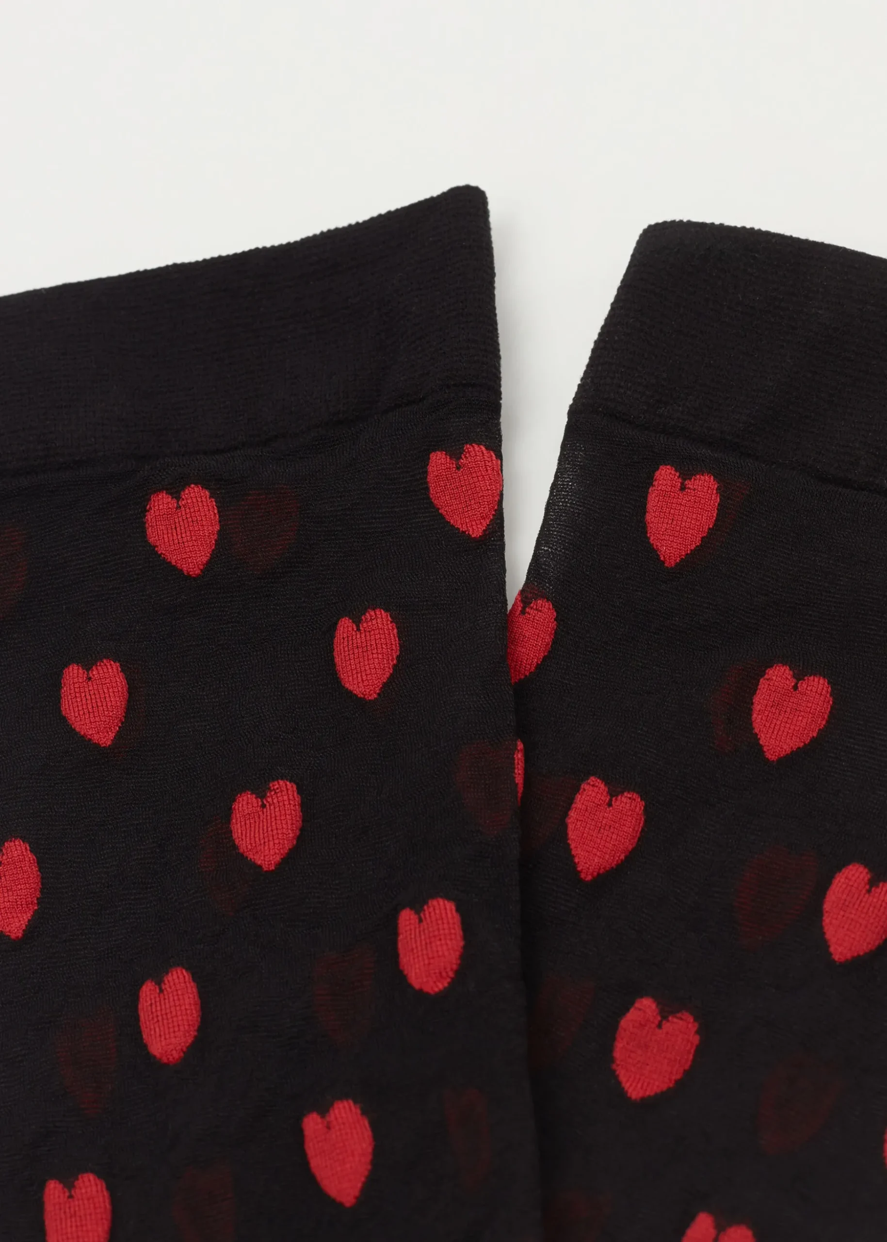 Skarpety w serduszka na całej powierzchni