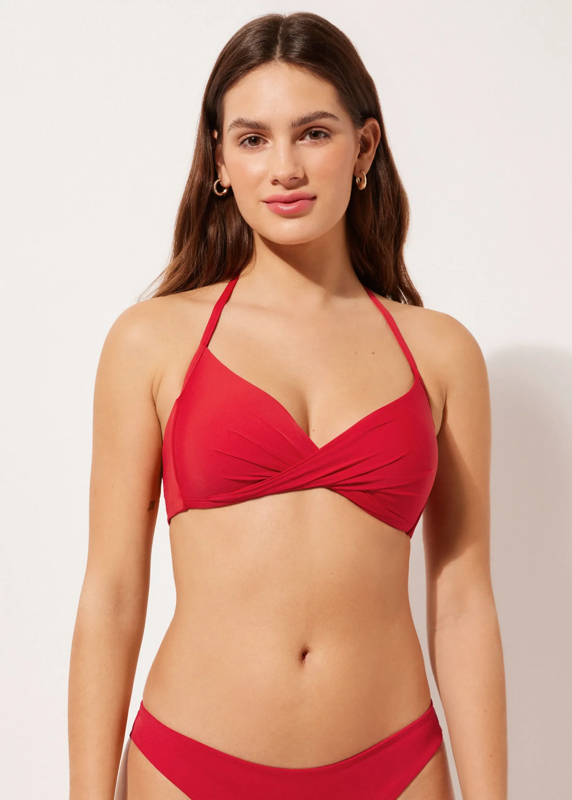 Trójkąt usztywniany stopniowany na zakładkę góra od kostiumu Indonesia